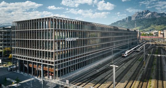 250523 HSLU Perron aussen 01.jpg