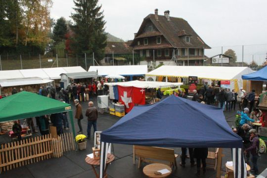 Chestene-Chilbi 2016 - Aussteller auf dem Sportplatz.JPG